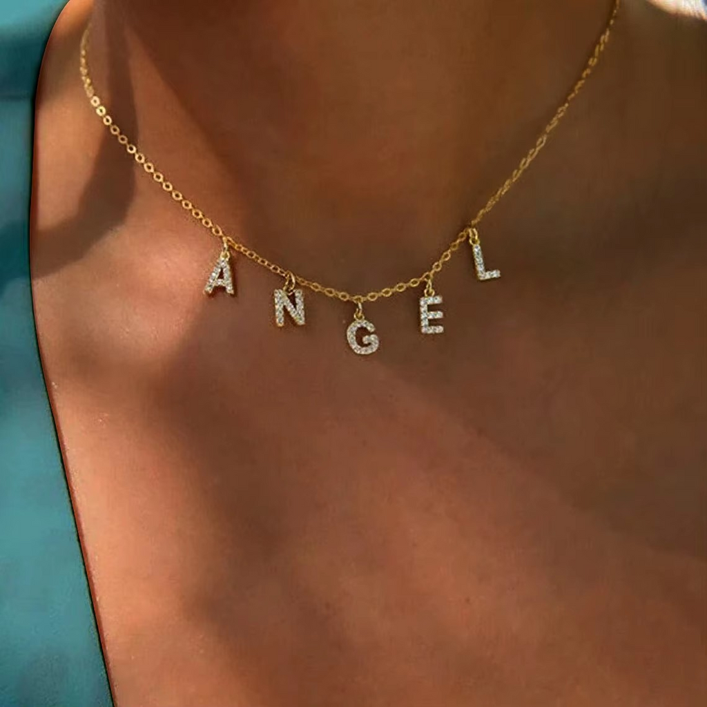 Collier Personnalisé en Lettres Dorées et Strass – Crystal Stone™