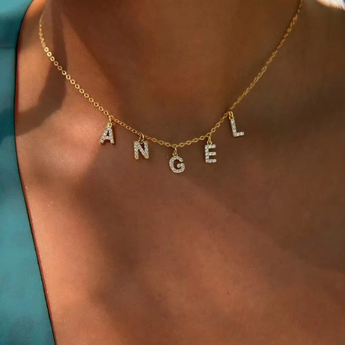 Collier Personnalisé en Lettres Dorées et Strass – Crystal Stone™