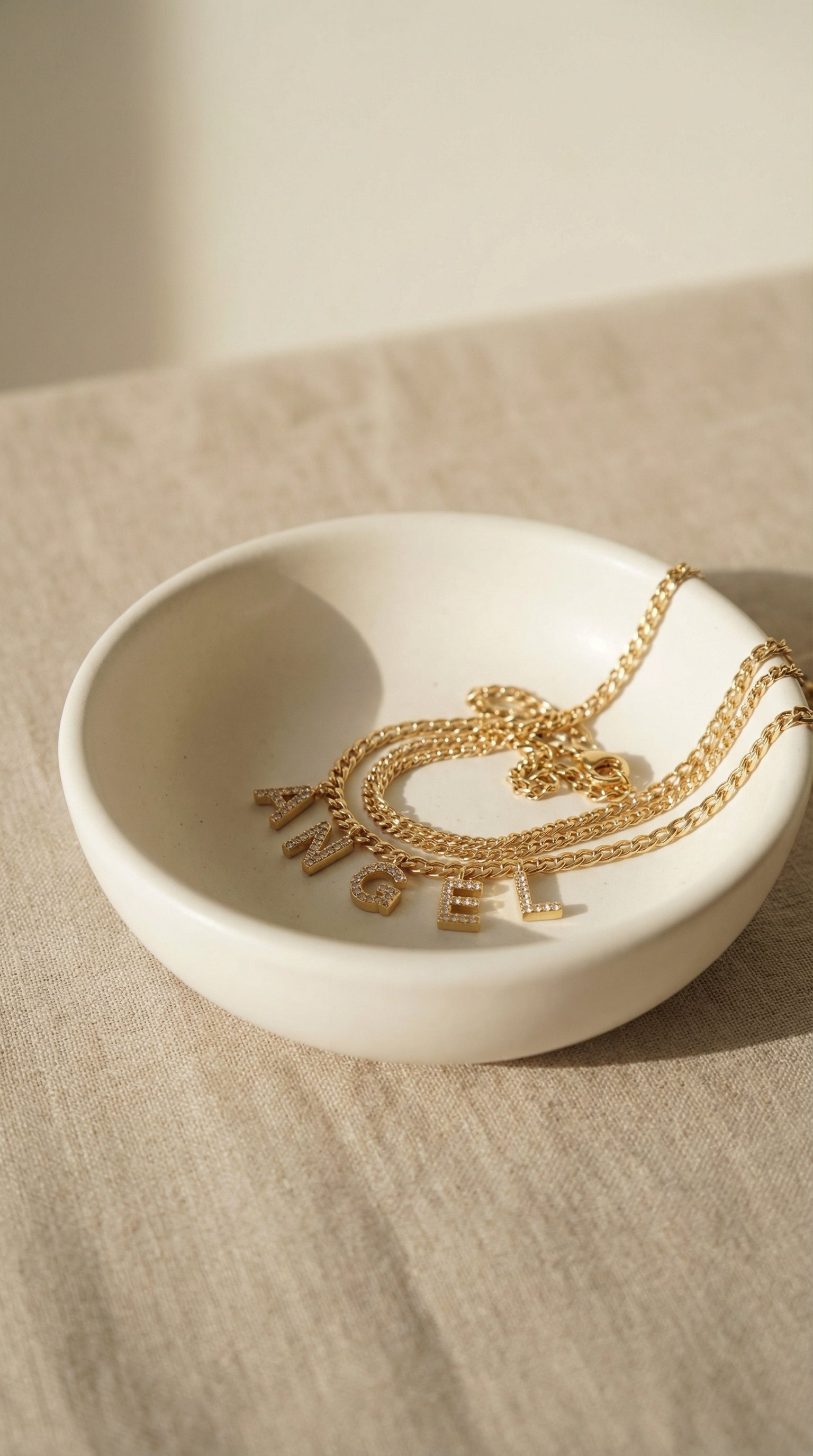 Collier Personnalisé en Lettres Dorées et Strass – Crystal Stone™