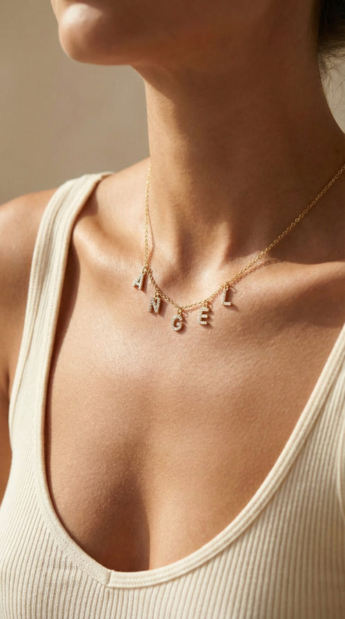 Collier Personnalisé en Lettres Dorées et Strass – Crystal Stone™