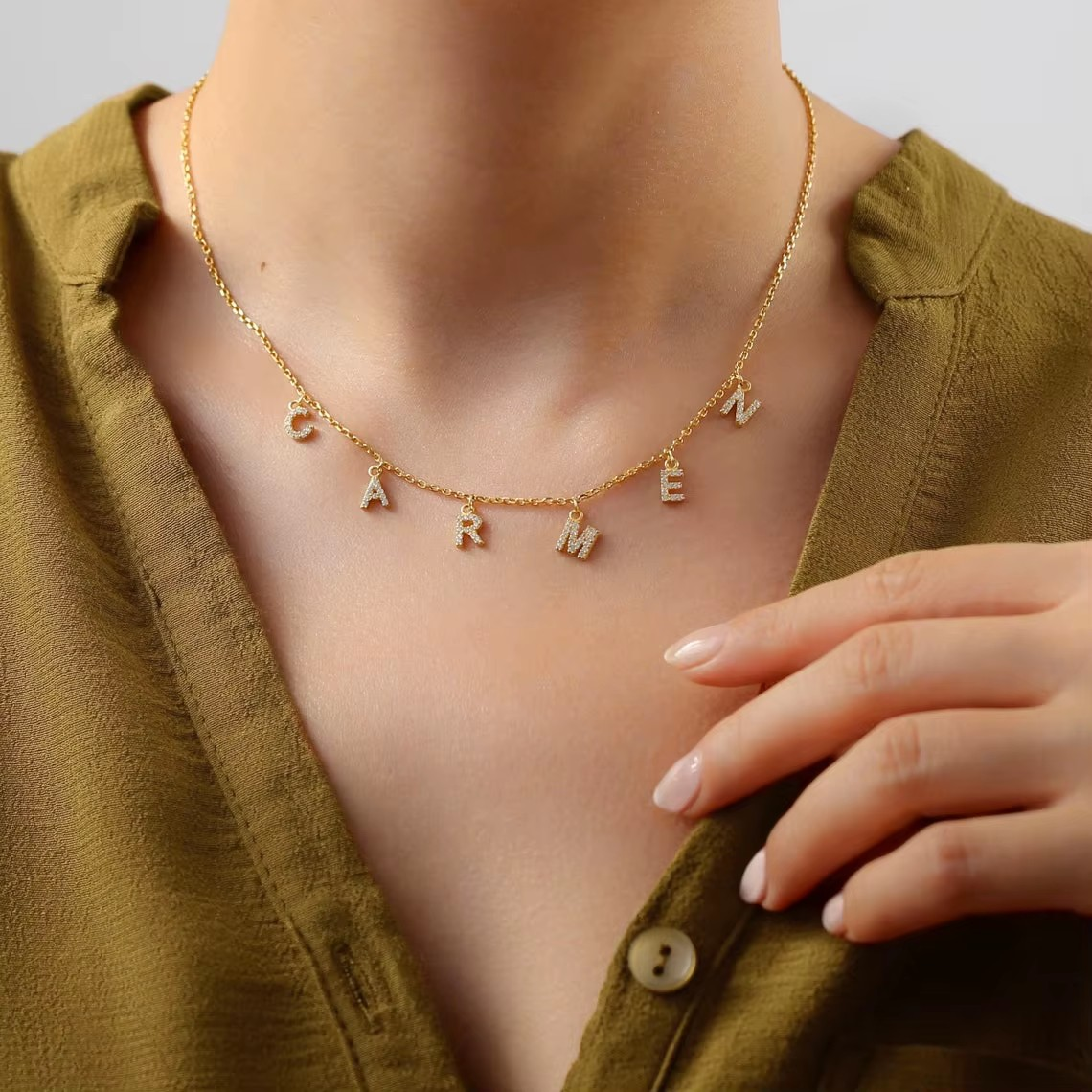 Collier Personnalisé en Lettres Dorées et Strass – Crystal Stone™
