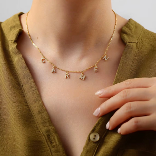 Collier Personnalisé en Lettres Dorées et Strass – Crystal Stone™