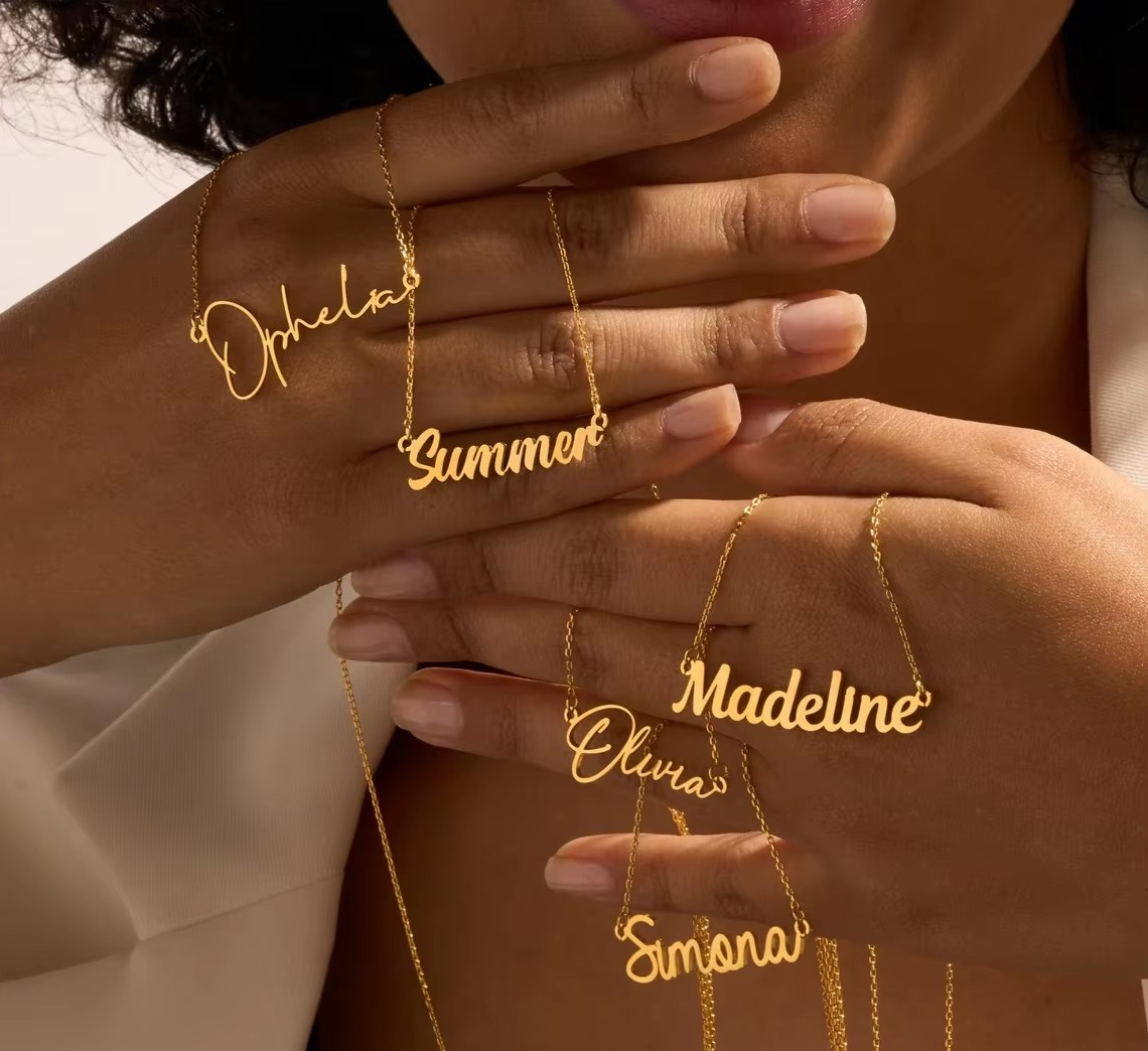 Collier Personnalisé Femme – Prénom en Or